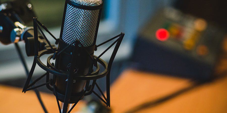 Rádio Indoor: o que é e como pode ser utilizada com TV Corporativa