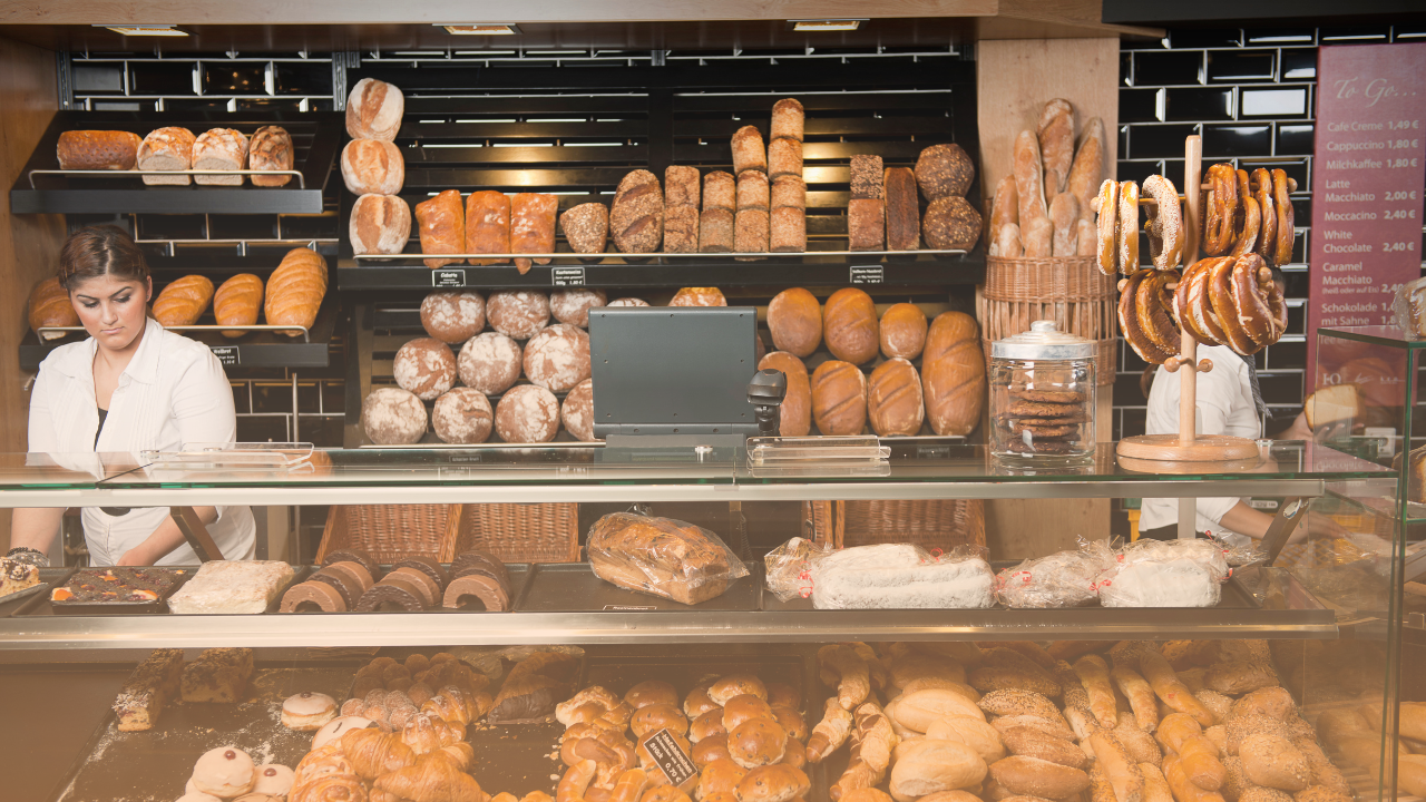 Mídia indoor para padarias: o que você precisa saber sobre esse canal de comunicação